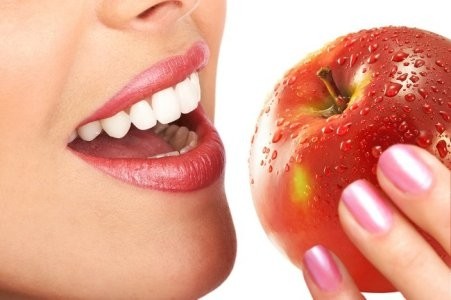 Професійне відбілювання зубів: покази та особливості застосування
