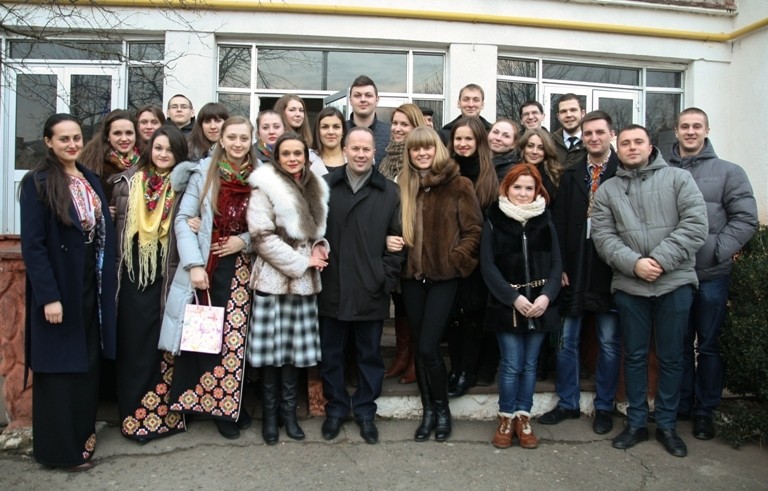 Студенти БДМУ привітали зі святами мешканців геріатричного пансіонату