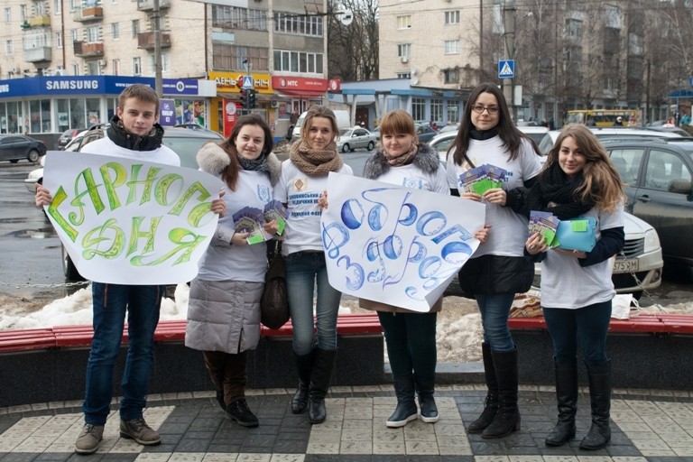 Студенти БДМУ знову полювали на посмішки чернівчан