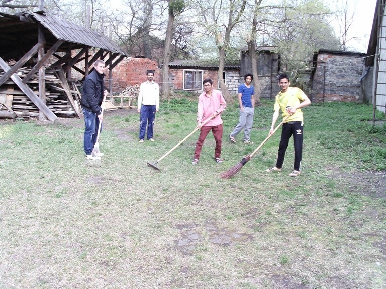 До акції “Зробимо Україну чистою” долучились студенти – іноземні громадяни БДМУ