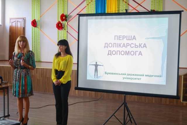 Викладачі Буковинського державного медичного університету навчали старшокласників і вчителів надавати першу медичну допомогу