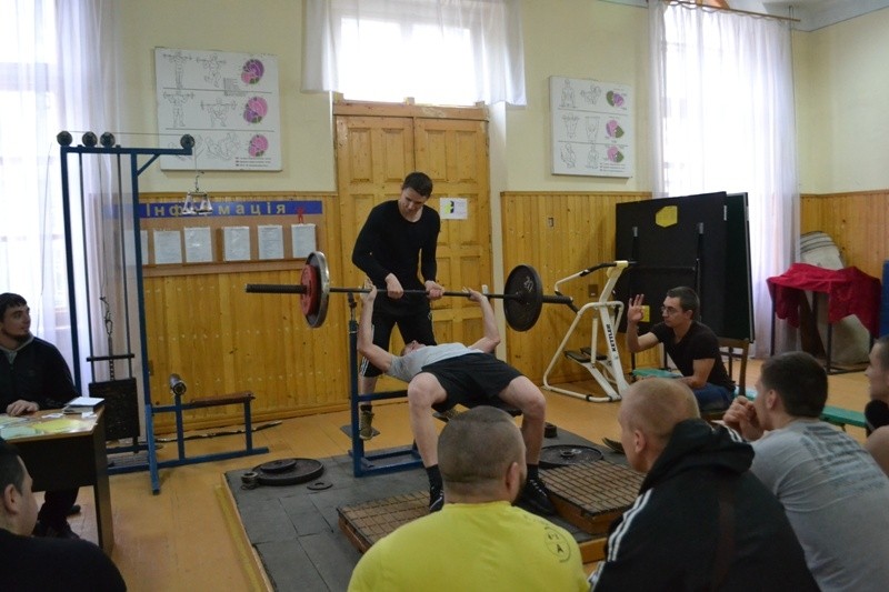 У БДМУ відбулися змагання з народного жиму