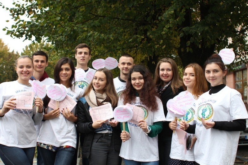 Студенти провели акцію до Дня боротьби з раком молочної залози