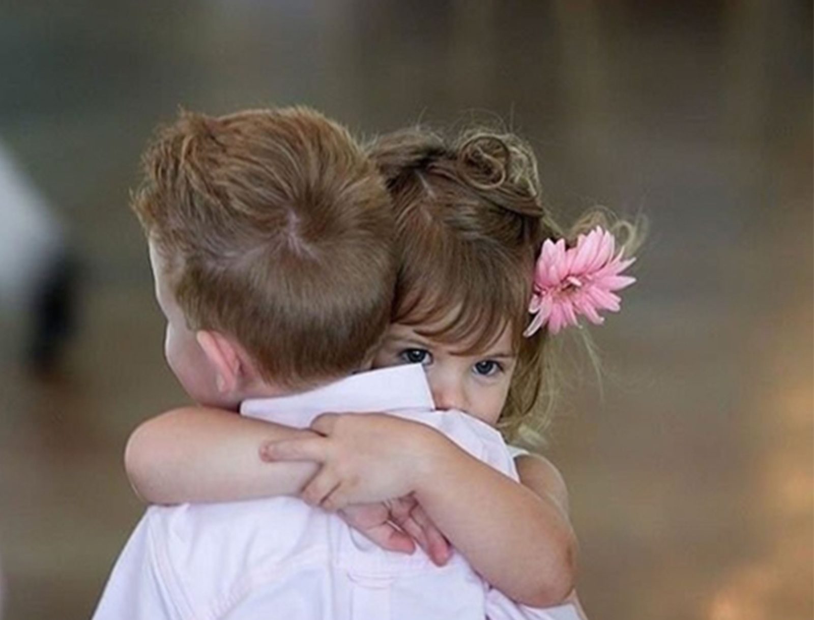 Одноклассник обнимает. Мальчик и девочка обнимаются. Мальчик обнимает девочку. Любовь к ребенку. Мальчик и девочка любовь.