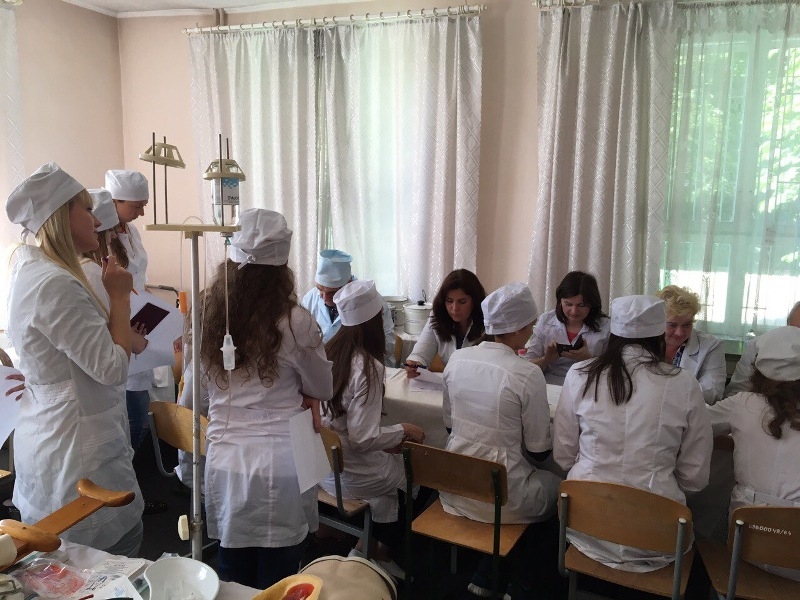Студенти-медсестри здають випускні іспити