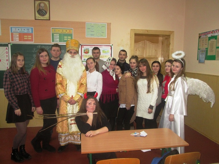 Студенти стоматологічного факультету допомогли Святому Миколаю вітати дітвору