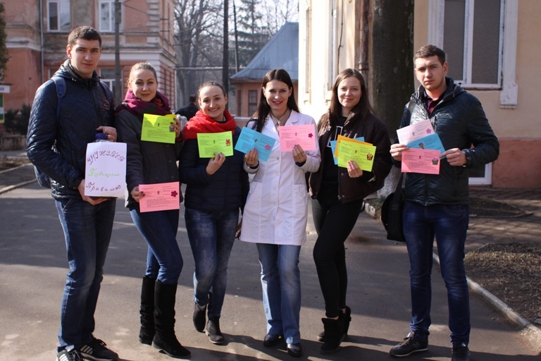 Студенти розповідали чернівчанам про імунітет та пригощали шипшиновим чаєм