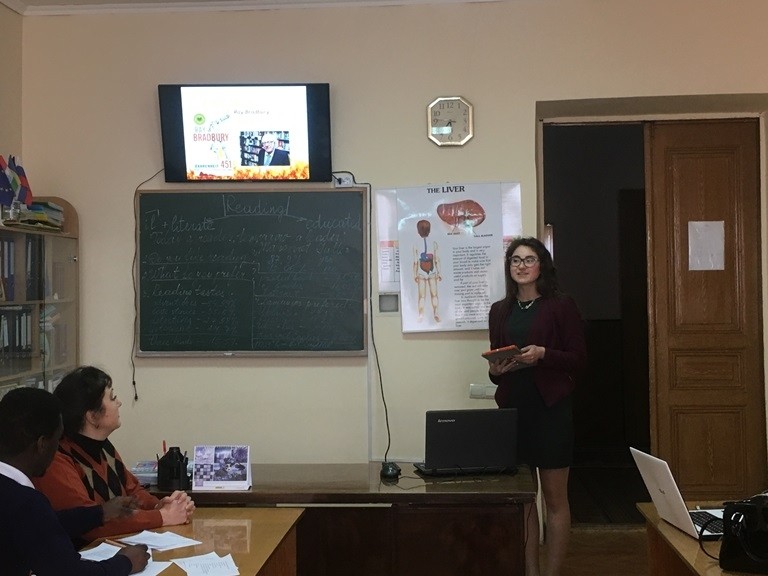 Учасники English speaking club БДМУ провели опитування що читають студенти-медики