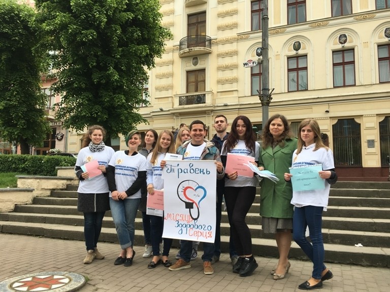 Студенти БДМУ розповідали чернівчанам про артеріальну гіпертензію