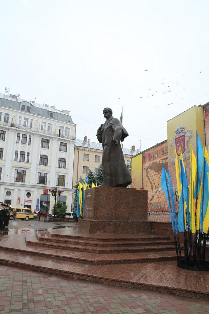 Урочисте покладання квітів до пам’ятника Тарасу Шевченку з нагоди 15-ї річниці ухвалення Конституції України