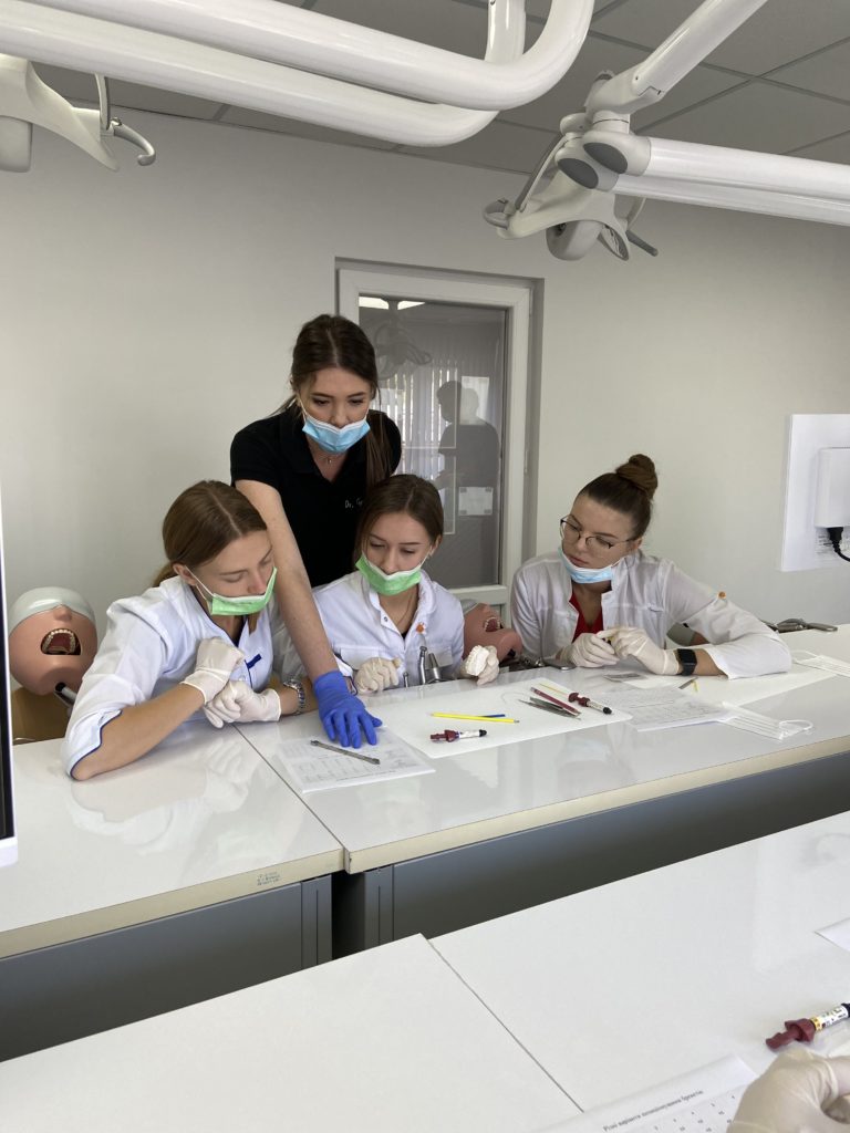 Майстер-клас по позиціонуванню брекетів для майбутніх стоматологів