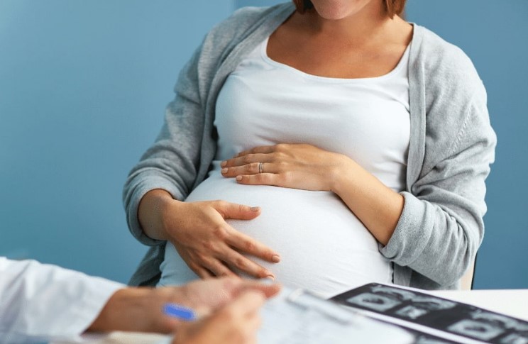 Чи є вагітність фактором ризику, а самі вагітні – групою ризику для коронавірусної інфекції?